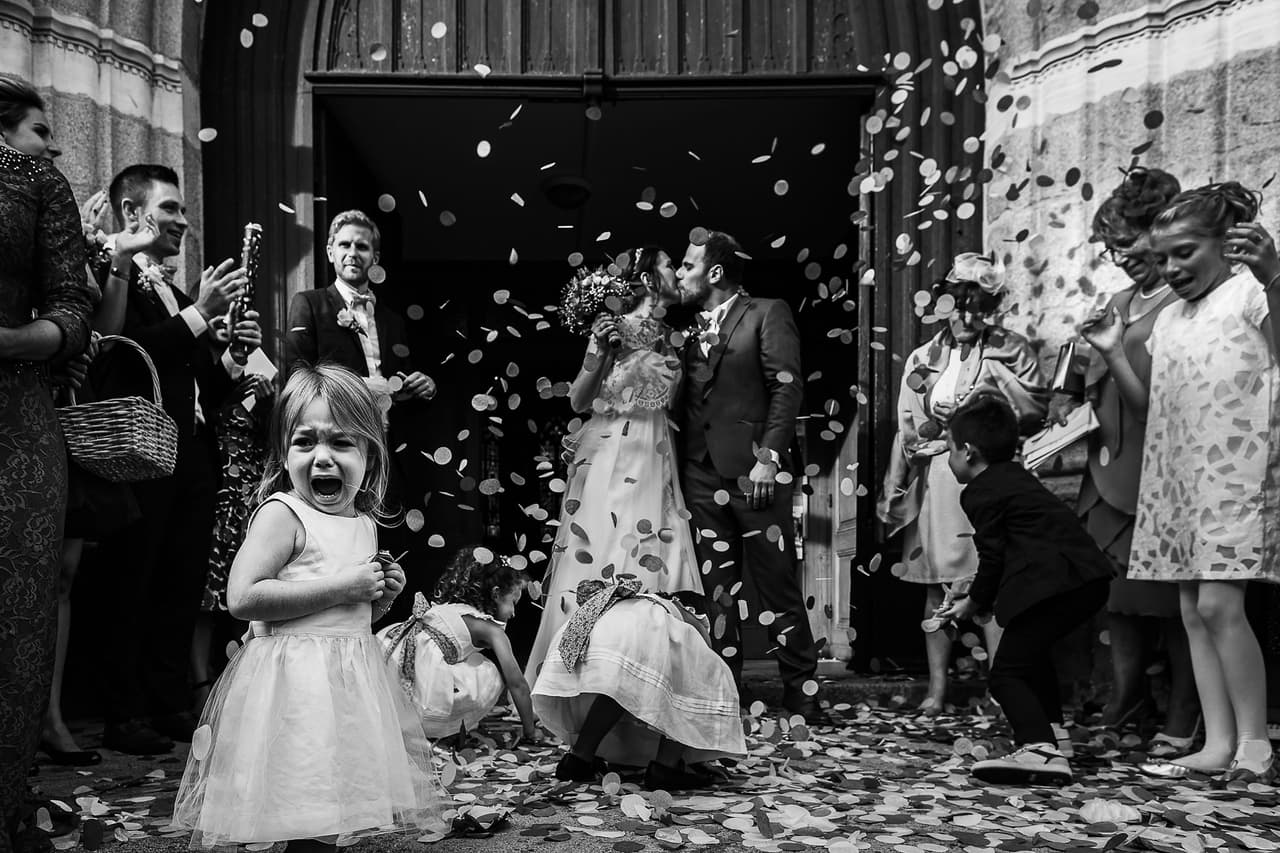 La niña en primer plano parece no disfrutar el momento cumbre de la boda. Fue finalista en la categoría ‘blanco y negro’.