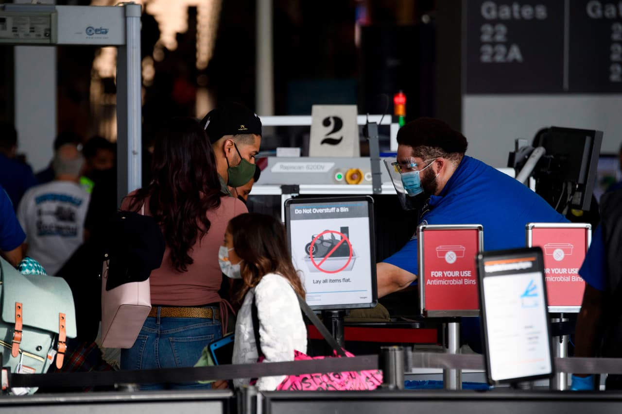 <h3 class="cms-H3-H3"><b>Revisa tu equipaje</b></h3>
<br>Para evitar contratiempos o incidentes relacionado con tus maletas al momento de viajar debes tener en cuenta las reglas establecidas por la TSA. 
<a href="https://www.tsa.gov/es/lista_de_viaje" target="_blank">Haz clic aquí </a>para ver los artículos que sí están permitidos llevar al momento de viajar por avión.