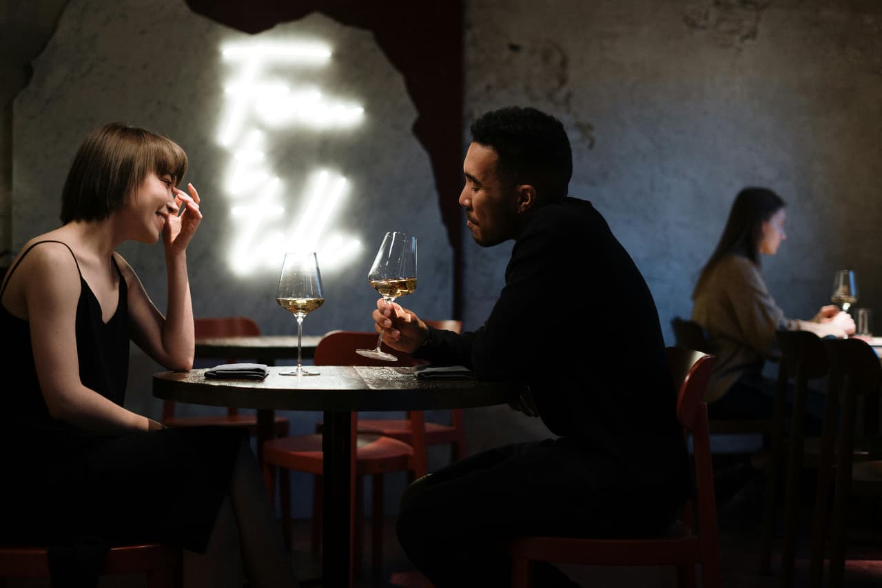 <b>Una cena romántica</b>. Esta fecha también puede servir para consentir a mamá con un poco de romance. Desde ya puedes hacer una reservación en ese restaurante al que ella siempre ha querido ir y que, por diversas razones, no ha podido.