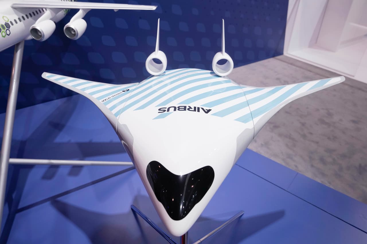 Un modelo a escala del ‘Maveric’ que fue exhibido en la feria aérea de Singapur, donde se encuentran reunidos fabricantes y clientes de la industria aeronáutica hasta el 20 de febrero.