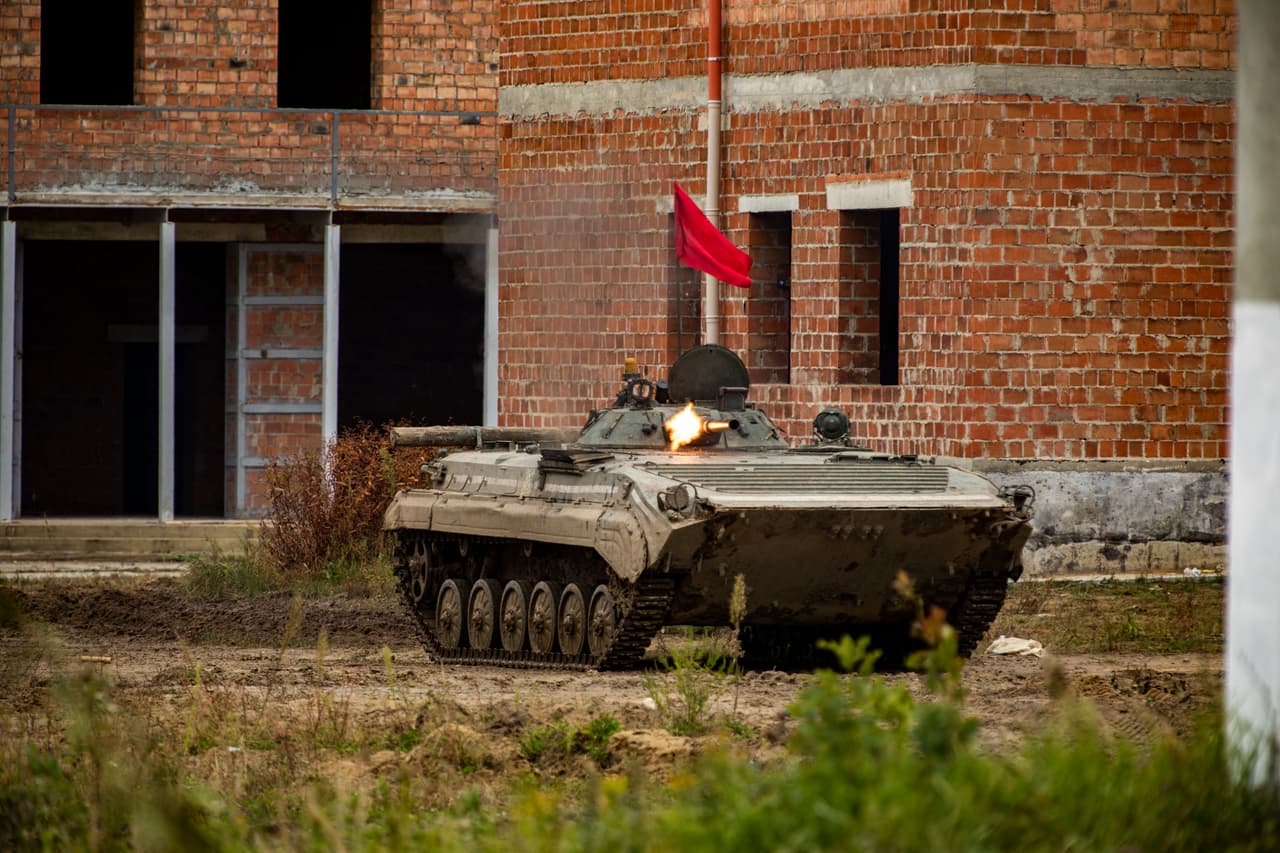 Un vehículo blindado de las Fuerzas Armadas de Ucrania durante las maniobras militares Rapid Trident 2021, en las que participan 6.200 personas de 12 países, del 20 de septiembre al 1 de octubre de 2021, en el Centro Internacional de Seguridad para el Mantenimiento de la Paz, cerca de Yavoriv (Ucrania). Rapid Trident es un ejercicio multinacional anual que apoya las operaciones conjuntas entre los ejércitos asociados de Ucrania y Estados Unidos.