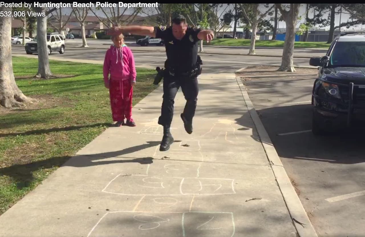 En el primer puesto se encuentra Huntington Park, California. La ciudad tiene 58,000 residentes; El 63% de las personas están trabajando y el 28% vive en la pobreza. El tiempo promedio de viaje es de 31 minutos. El área es 97% latina y ha sido llamada un "punto de entrada para inmigrantes". Una porción razonable es indocumentada.