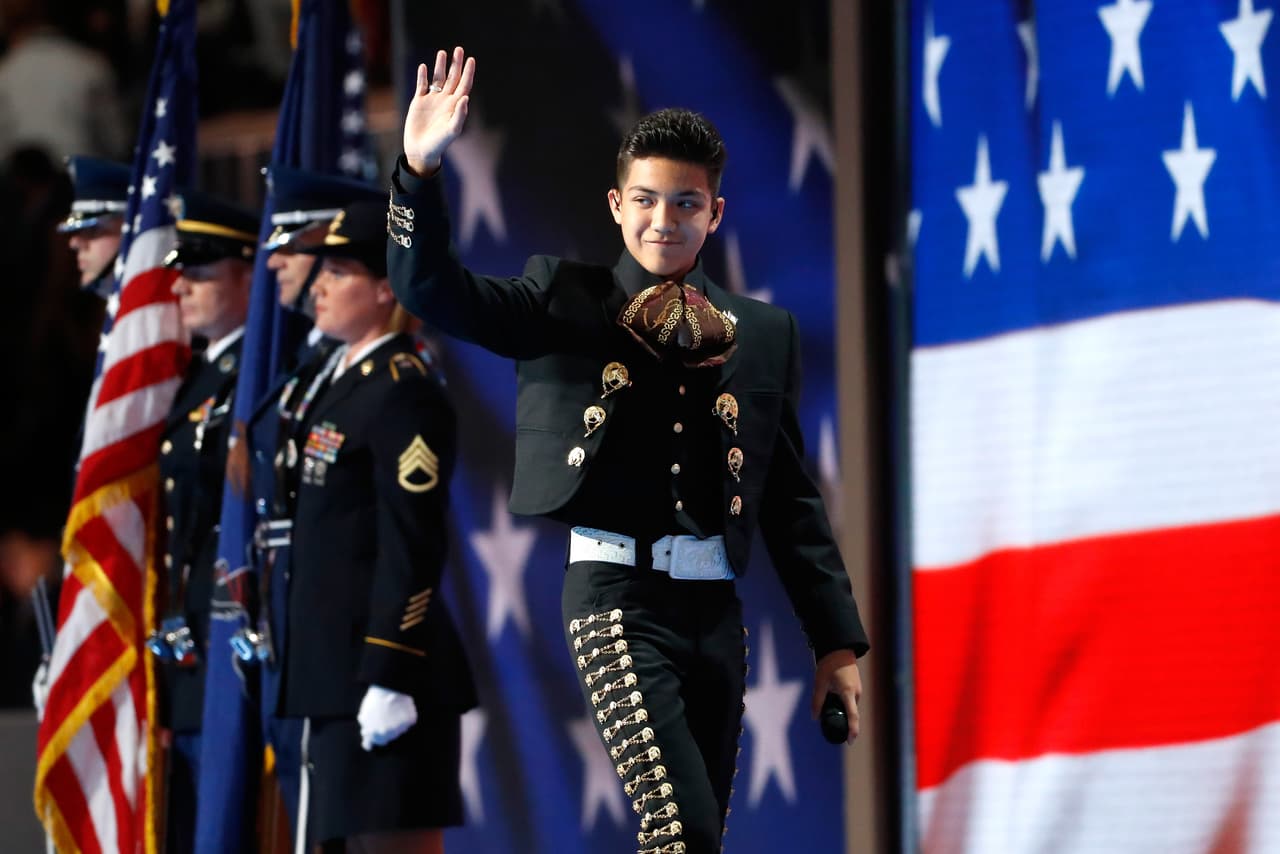 Sebastien de la Cruz fue objeto de insultos racistas en 2013 cuando cantó el himno nacional vestido de mariachi en un partido de la NBA. En marzo de 2016, el joven artista 
<a href="http://www.univision.com/noticias/destino-2016/sebastien-de-la-cruz-el-nino-mariachi-que-canto-el-himno-nacional-en-el-debate-de-univision"><b>cantó el himno en el debate de Univision</b></a> a sus 13 años.