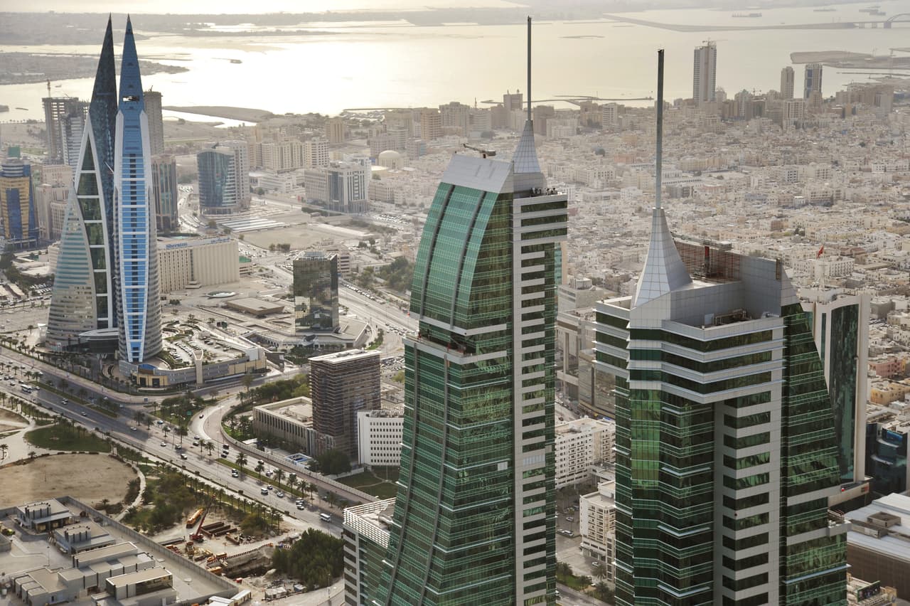 <b>Puesto 23. Bahrein.</b> Esta nación insular en el medio oriente tiene una economía relativamente diversa, aunque dominada por el petróleo, que representa más de la mitad de sus exportaciones. Su INB es de 41,645 dólares y la esperanza de vida es de 77 años. El estudio también analizó los datos de esperanza de vida del Banco Mundial, así como el Producto Interno Bruto (PIB) del Fondo Monetario Internacional. Esta variable toma en cuenta el valor de los bienes y servicios producidos por un país al año.