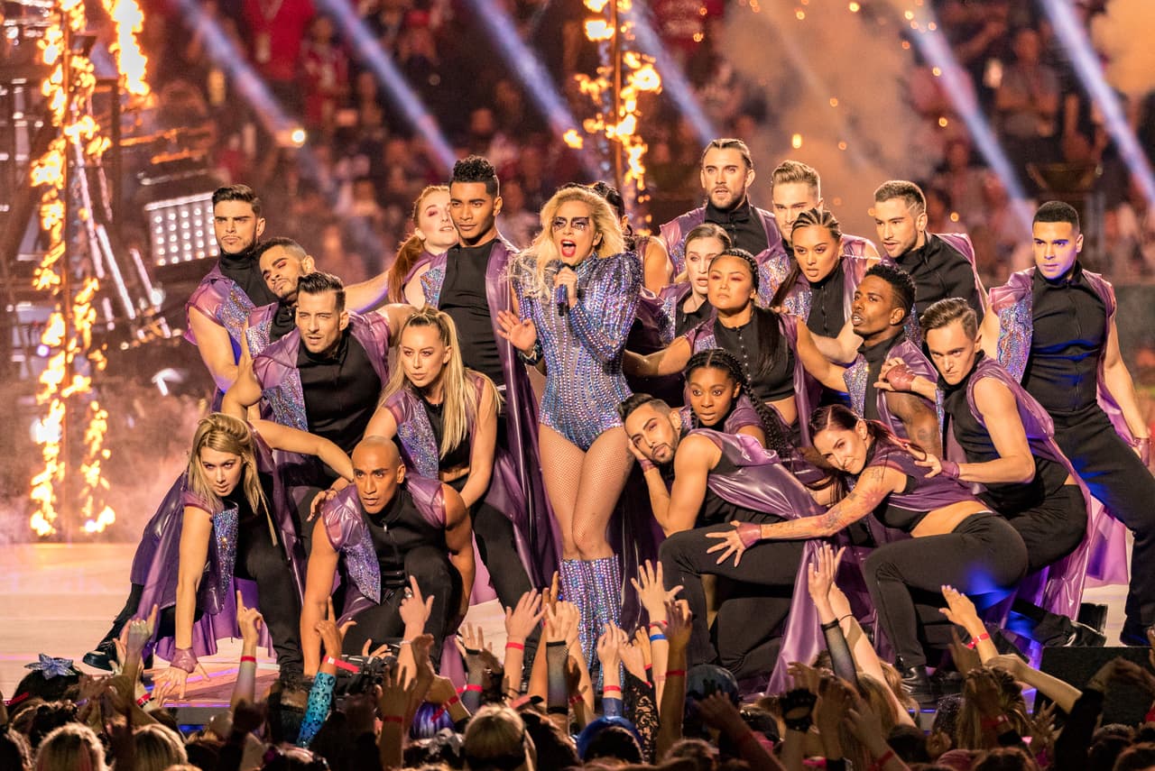 Lady Gaga con su elenco de bailarines.