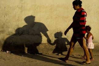 <b>4) Pobreza en Los Ángeles</b>
<br>El conteo de habitantes de la calle de Los Ángeles reveló un incremento del 22% de latinos que cayeron en la indigencia en el 2020, muchos debido a que perdieron su trabajo y con ello, sus vivienda durante la pandemia. Una moción fue presentada por la Supervisora Hilda Solís, quien busca determinar si la barrera del lenguaje, el estado migratorio, u otros factores influyeron en el incremento de indigencia entre latinos.