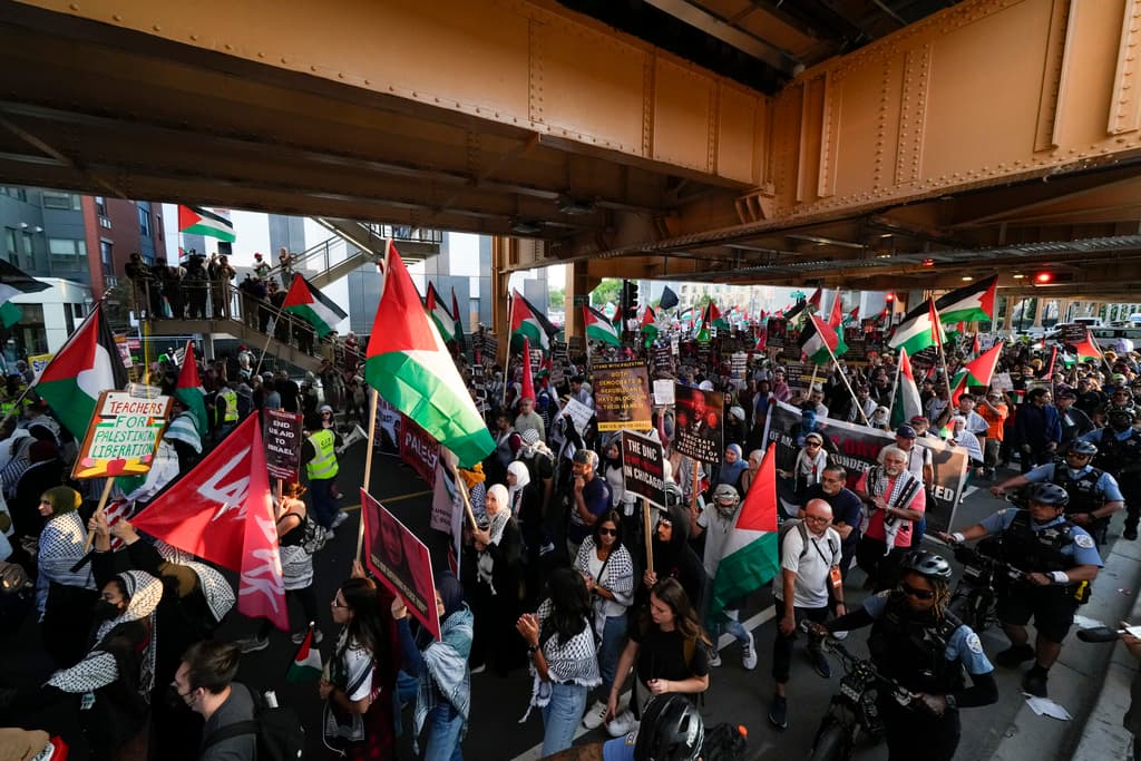 Autobuses de las mezquitas suburbanas llegaron cargados de manifestantes hacia el centro de Chicago.