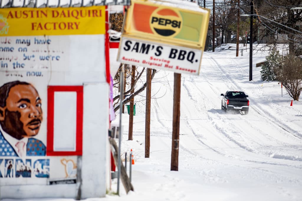 La tormenta ha llevado a siete estados a declarar el estado de emergencia: Alabama, Oregon, Oklahoma, Kansas, Kentucky, Mississippi y Texas. La fotografía muestra a una camioneta en medio de la nieve este lunes en un camino de la capital texana, Austin.