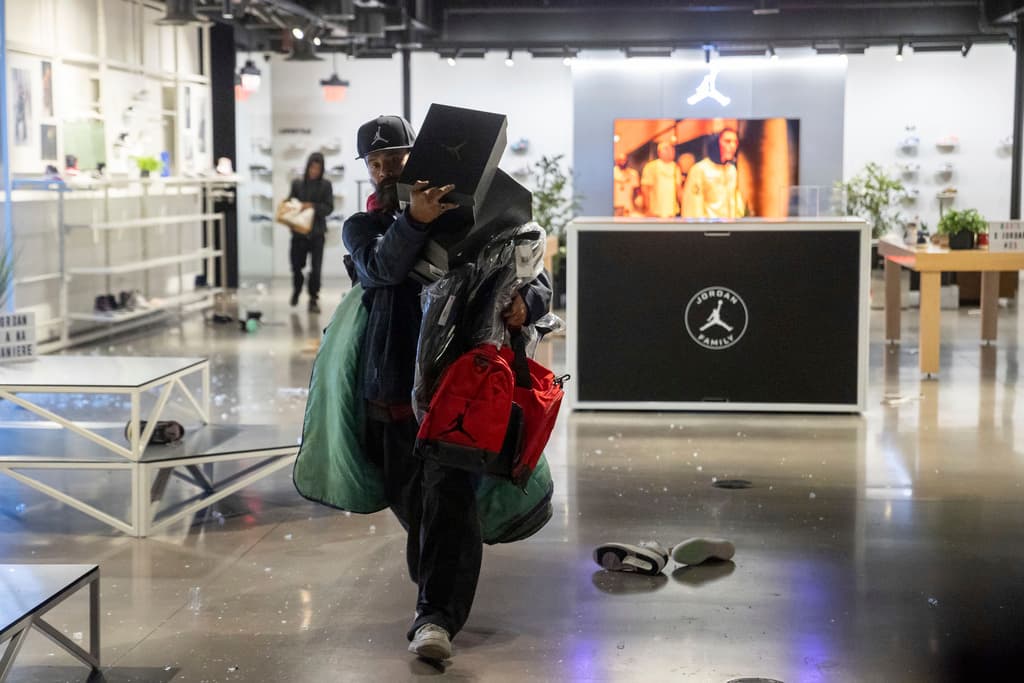 La policía de Los Ángeles no precisó la cifra exacta de arrestos, pero sí confirmó que 
<b>algunas de las personas que robaron mercancía</b> lograron ser detenidas.