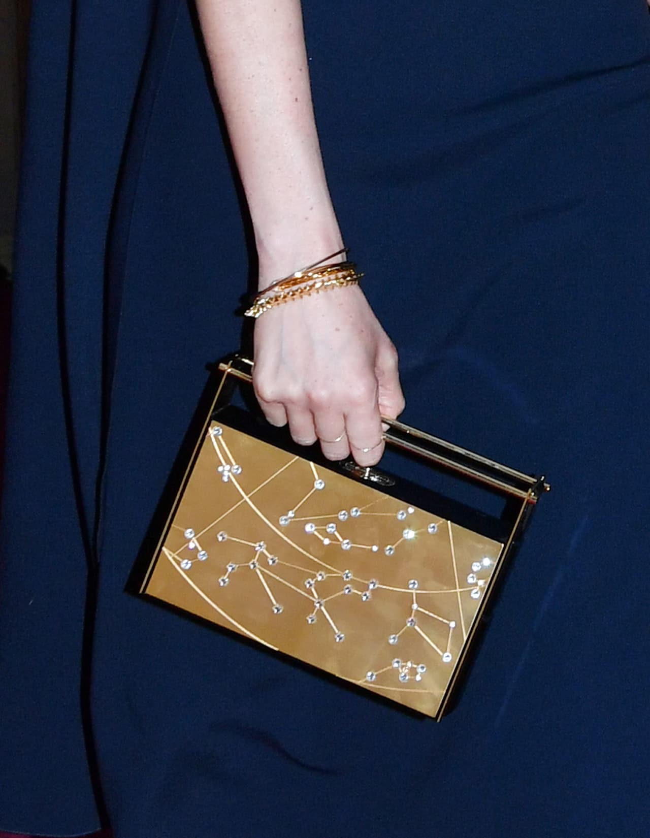 <b>21 de abril, 2018</b>
<br>Completó el look con un minibolso de Naeem Khan Armory Zodiac en color ambar con dorado.