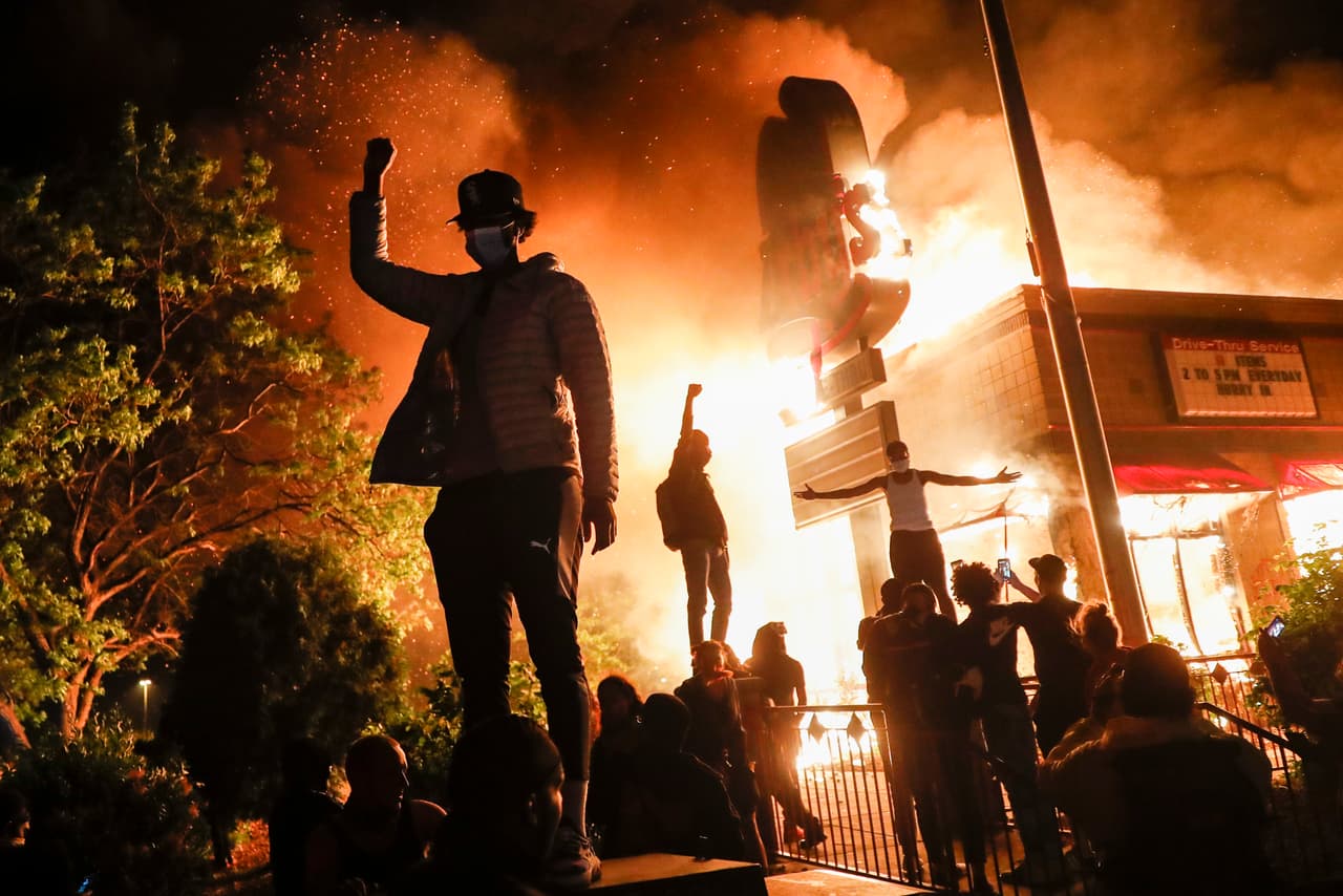 La Alcaldía había pedido a los manifestantes que se retiraran de la zona por si "explota el edificio", en cuyo interior habría material explosivo. Sin embargo la comisaría fue incendiada.
<br>