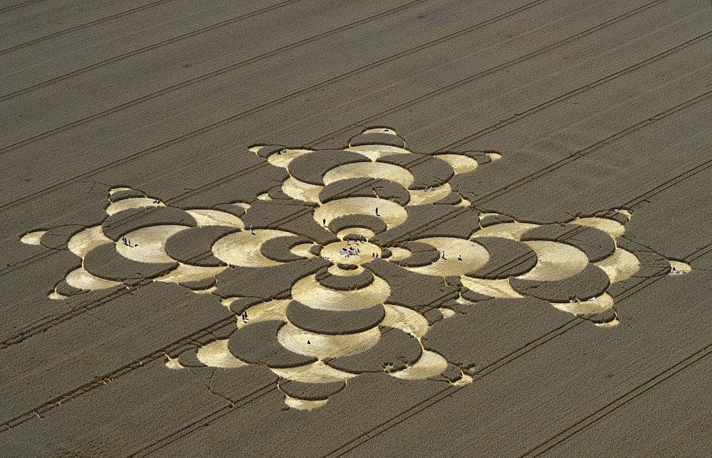 De ahí comenzaron a salir otros diseños esporádicos en lugares como Canadá o el mismo Australia, que podían haber sido formados por tornados o torbellinos, pero fue para finales de la década de 1970 cuando comenzó la "euforia" por estos particulares diseños, sobre todo en varios pueblos británicos.