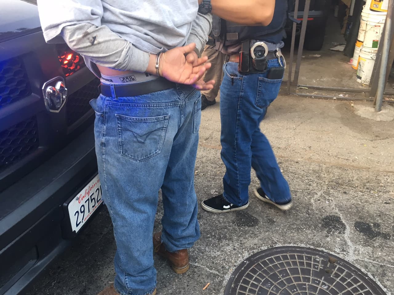 Como lo planeaban, el arresto ocurrió cuando el migrante salió a cargar su camioneta pick-up afuera de un complejo de apartamentos en Northridge.