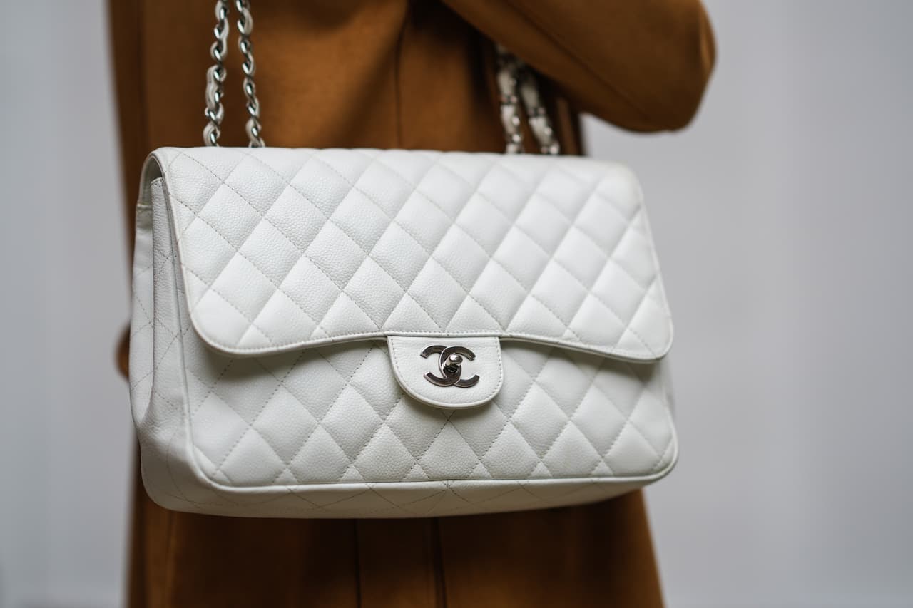 <b>Puesto 7. Familia Wertheimer</b>
<br>
<br>
<b>Compañía: Chanel</b>
<br>
<br>
<b>Patrimonio: 61,800 millones de dólares</b>
<br>
<br>
<b>Generaciones: 3</b>
<br>
<br>
<b>Industria: artículos de lujo</b>
<br>
<br>
<b>Establecida en</b>: 
<b>París, Francia</b>
<br>
<br>Los hermanos Alain y Gerard Wertheimer están cosechando los beneficios de la inversión de su abuelo en la compañía de la diseñadora de moda Coco Chanel, en la década de 1920.
