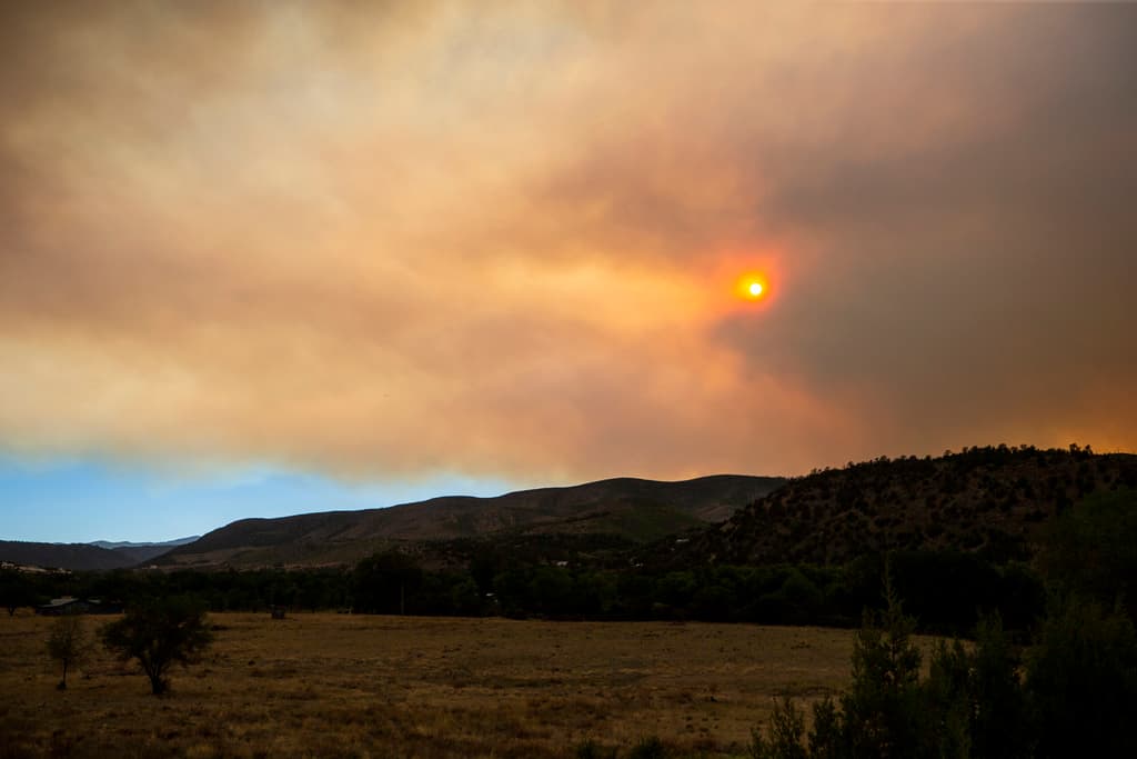 Al menos dos muertos y miles de evacuados en los incendios en Nuevo México; la gobernadora declara el estado de emergencia