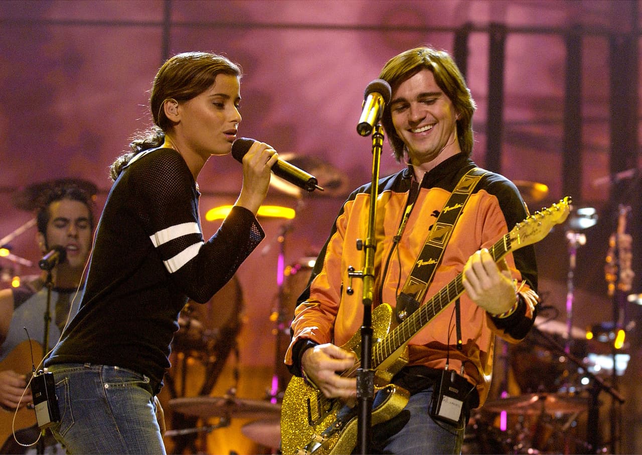 La canadiense Nelly Furtado ama la cultura latina y no dudó en formar parte de la canción 'Fotografía' al lado de Juanes en 2003.