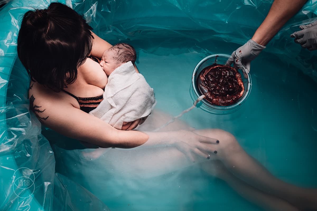 <b>"Tranquilidad", </b>por 
<a href="http://www.foxvalleybirthandbaby.com/">Veronika Richardson</a> (Green Bay, Wisconsin). Segundo lugar en la categoría 'Lactancia'.