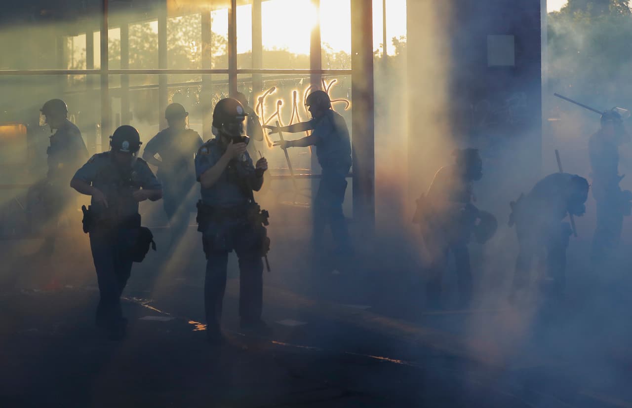 La policía se moviliza por una área de Saint Paul, en Minnesota, para dispersar a los manifestantes. Las autoridades estatales y federales han prometido una investigación a fondo del caso de George Floyd, pero los agentes implicados aún están libres, aunque fueron despedidos.