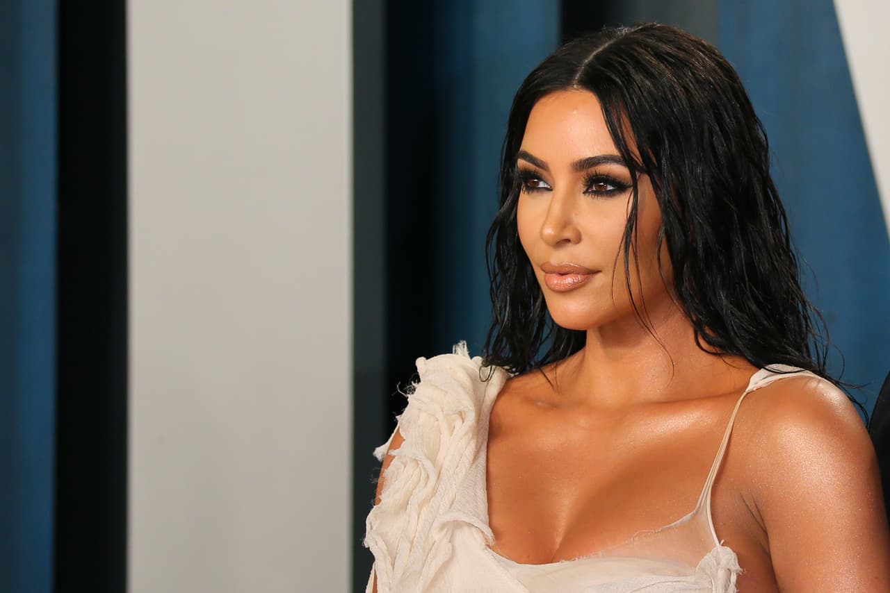 <b>Puesto 8: Kim Kardashian, modelo y figura mediática.</b> 
<br>
<br>
<b>347.4 millones de seguidores en redes sociales.</b>
<br>
<br>
<a href="https://www.instagram.com/kimkardashian/"><u>Instagram</u></a>: 230 millones de seguidores.
<br>
<br>
<a href="https://twitter.com/KimKardashian"><u>Twitter</u></a>: 69.7 millones de seguidores.
<br>
<br>
<a href="https://www.facebook.com/KimKardashian"><u>Facebook</u></a>: 33 millones de seguidores.
<br>
<br>
<a href="https://www.tiktok.com/@kkwofficial?lang=en"><u>Tik Tok</u></a>: 12.9 millones de seguidores.
<br>
<br>
<a href="https://www.youtube.com/channel/UCeNhHgTE36tTQkJsjPaPwnA"><u>Youtube</u></a>: 1.8 millones de seguidores.