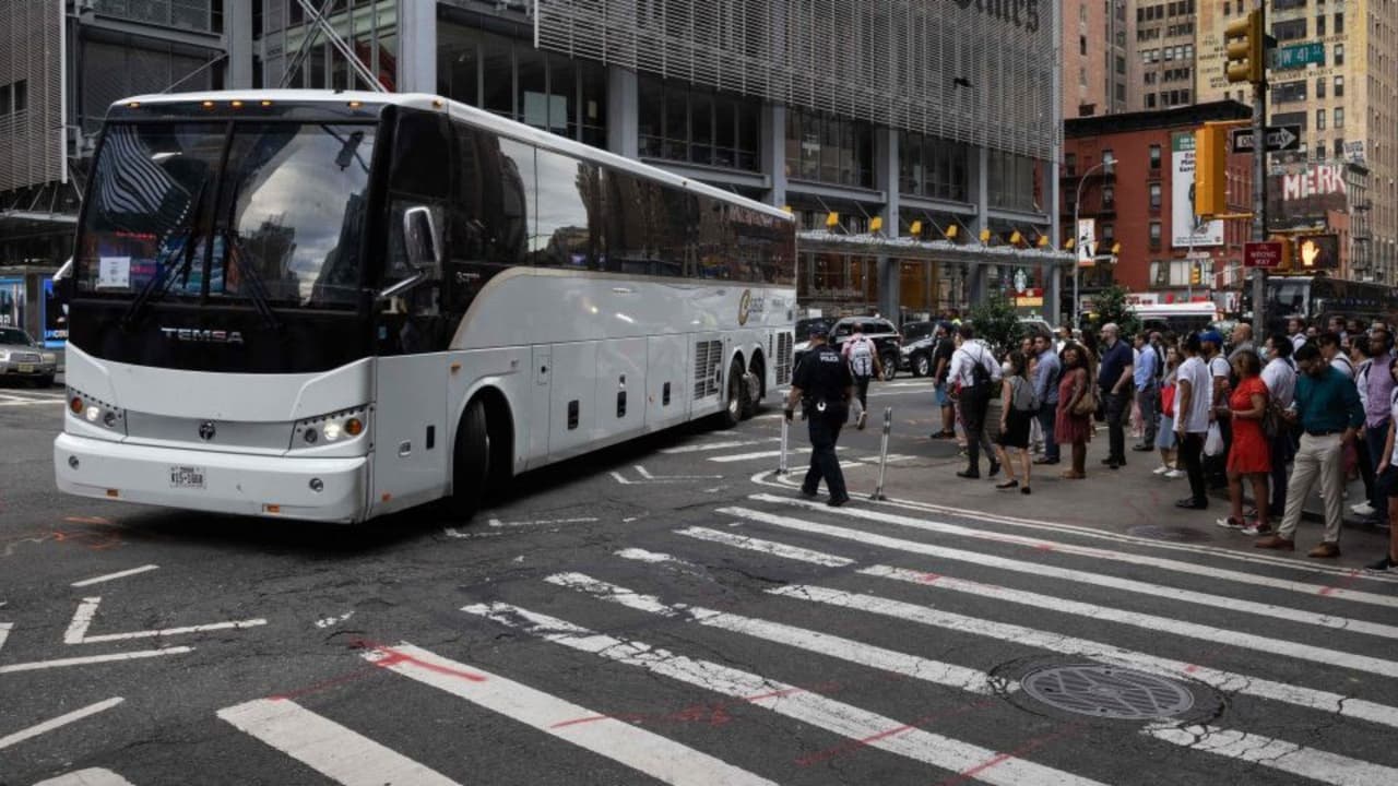 El 27 de diciembre, el alcalde Eric Adams anunció 
<b>medidas para controlar la llegada de inmigrantes en la Ciudad de Nueva York</b>. Esto después de que sorpresivamente arribaran cinco autobuses, llenos de nuevos solicitantes de asilo. 
<a href="https://www.univision.com/noticias/inmigracion/texas-envia-otro-vuelo-inmigrantes-ny-desvian-filadelfia-mal-tiempo" target="_blank">Todos provenía de Filadelfia, e inicialmente de Texas</a>.