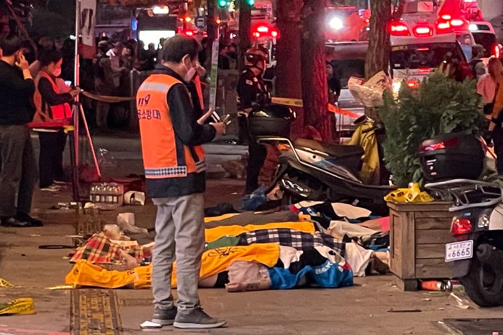 En un primer momento, los bomberos informaron a la agencia de noticias Yonhap que cerca de 50 personas estaban siendo atendidas después de sufrir paros cardíacos. En Corea del Sur, los servicios de rescate se refieren a paros cardíacos hasta que un médico declara oficialmente la muerte de una persona, esclareció la AFP.