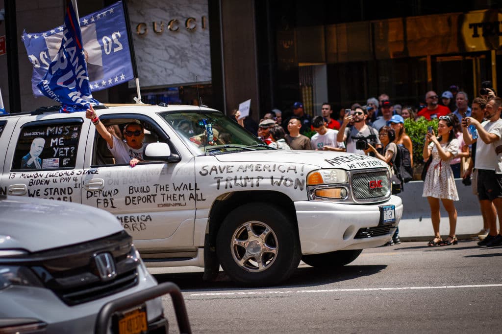 A sus fieles les hizo un llamado a seguir "siguiendo 
<b><a href="https://www.univision.com/shows/noticiero-univision/la-primera-reaccion-de-trump-tras-lo-ocurrido-en-su-mitin-dice-que-fue-una-bala-lo-que-impacto-su-oreja-video" target="_blank">fuertes y determinados</a></b>” .