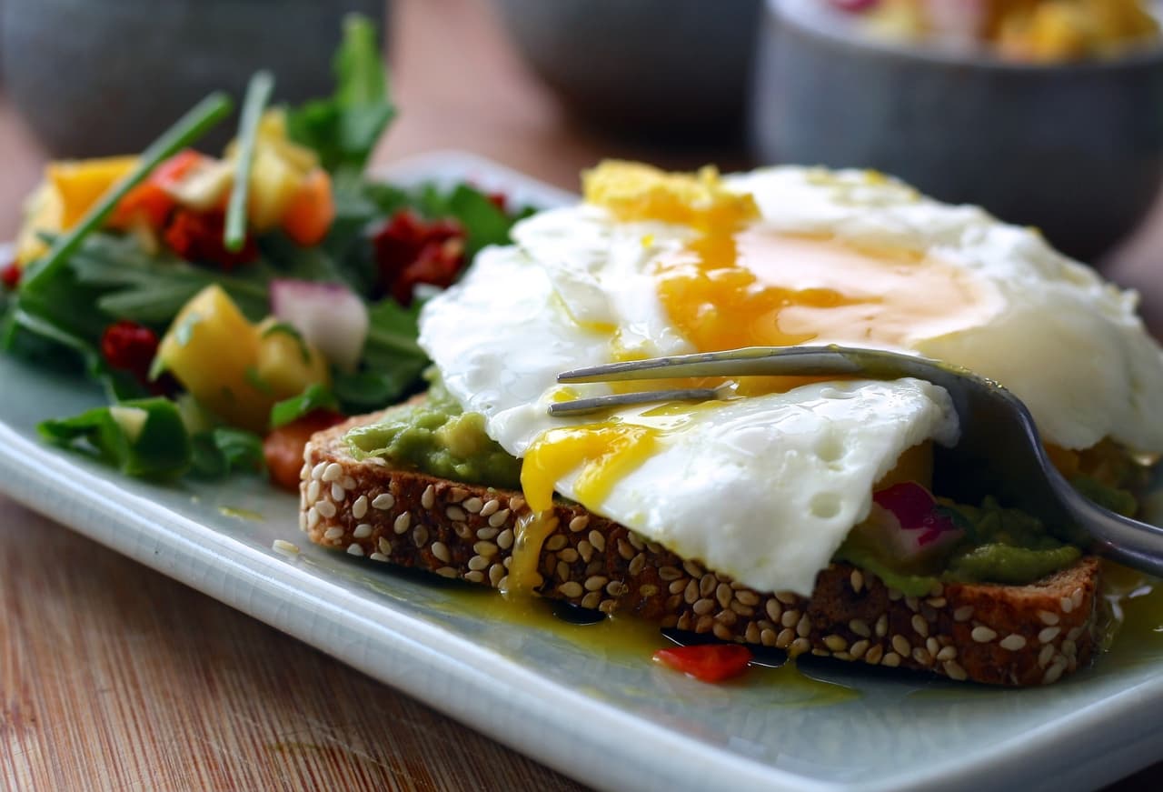 <b>Huevos dippy</b>. Fritos a la perfección, lo que significa no volteados, para que puedas mojar tu tostada y disfrutar de la yema pegajosa. Añade sal y pimienta a gusto.