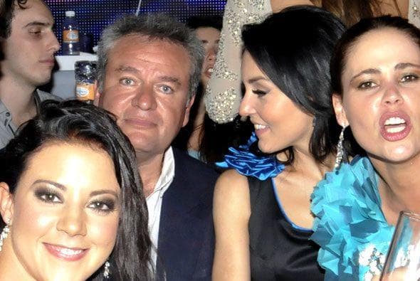 En marzo de 2014 Angelique Boyer anunció su rompimiento con el productor.