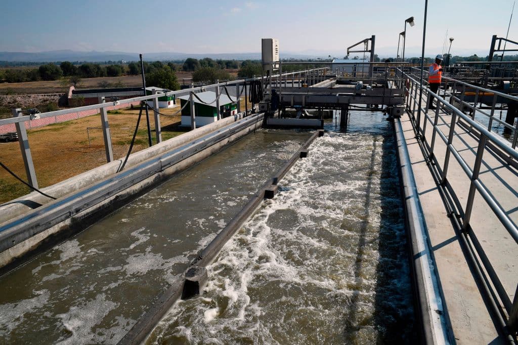 <b>Puesto 5. San Luis Potosí | Almacenamiento: 56%</b>
<br>
<b> </b>
<br>Las fugaces lluvias que se han presentado, solo en algunas zonas del estado, no han sido los suficientemente significativas para aumentar el nivel de las presas. 
<br>
<br>Tampoco los mantos acuíferos subterráneos han sido regenerados, según confirmó el titular de la Coordinación Estatal de Protección Civil, Ignacio Benavente Duque, quien mencionó que “la sequía extrema se mantiene en la entidad”.
<br>
<br>Las presas El Realito, El Potosino son las que más preocupan a las autoridades pues tienen solo el 36% y 28% de de su capacidad llena, respectivamente.
