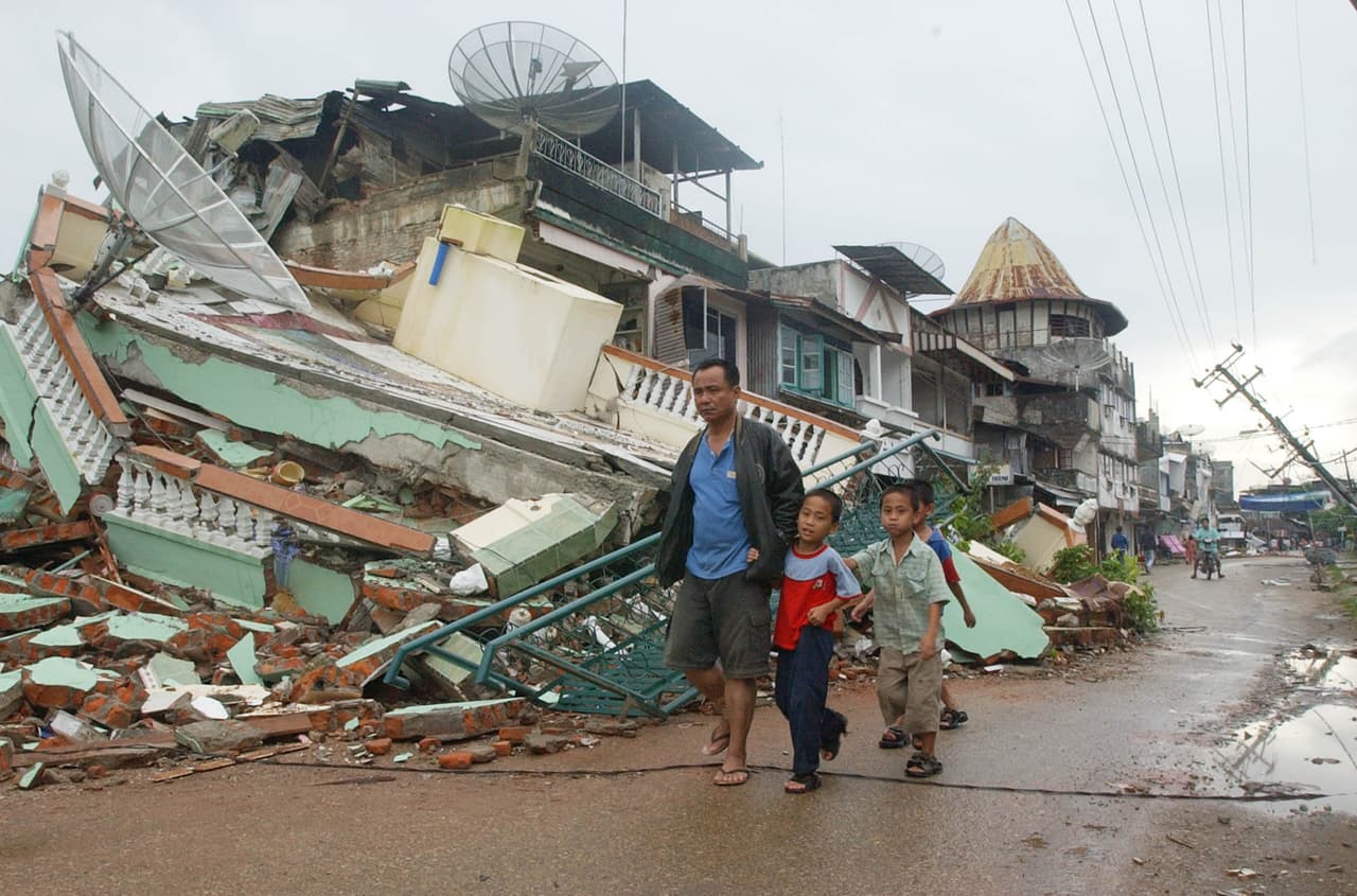 <b>Puesto 11. Terremoto Nias, magnitud de 8,6. Norte de Sumatra, Indonesia, marzo de 2005.</b> El sismo mató al menos a 915 personas, principalmente en la isla de Nias. El evento causó pánico en la región, que ya había sido devastada por el terremoto del océano Índico en 2004. Este sismo generó un tsunami relativamente pequeño que causó daños limitados.