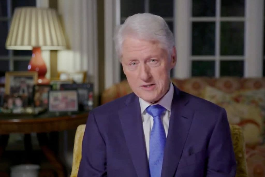 Por su parte, el expresidente 
<b><a href="https://www.univision.com/temas/bill-clinton">Bill Clinton</a></b> apoyó a Joe Biden mostrándolo como un candidato capaz de asumir el arduo trabajo de la presidencia. "Si quieren un presidente que trabaje en lugar de mirar TV todo el día, Biden es su hombre", 
<b><a href="https://www.univision.com/shows/noticiero-univision/si-quieren-un-presidente-que-trabaje-en-lugar-de-mirar-tv-todo-el-dia-biden-es-su-hombre-las-criticas-de-clinton-a-trump-video">declaró</a></b>.