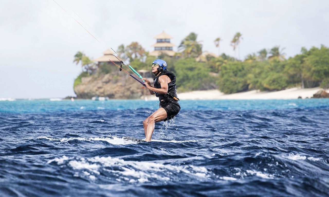 El expresidente se dedicó a practicar kite surf con el magnate de Virgin Richard Branson.