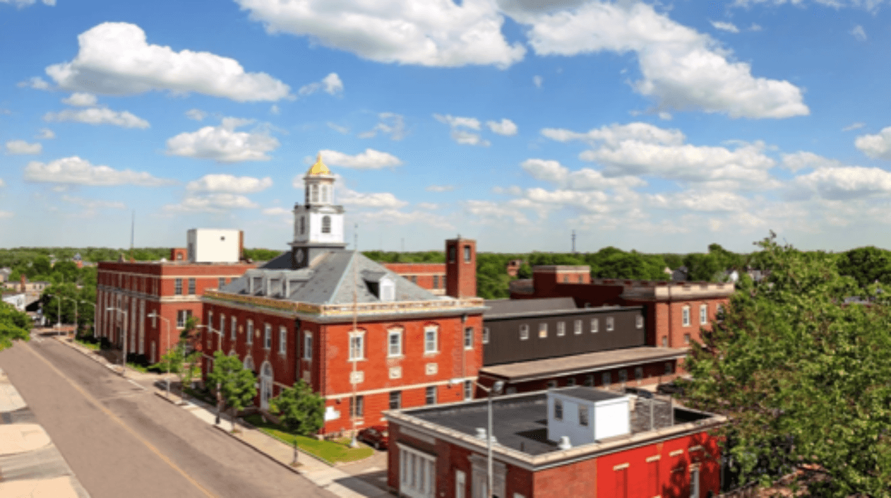 <h3 class="cms-H3-H3">10. Brockton, Massachusetts</h3>
<br>
<br>👉 
<b>Población de origen extranjero (2020): </b>32.5% (+5.3% desde 2016)
<br>
<br>👉 
<b>Mayor grupo de inmigrantes: </b>caboverdianos.
<br>
<br>👉 
<b>Otros grupos de inmigrantes: </b>haitianos, ecuatorianos, jamaiquinos.
<br>
<br>👉 
<b>Población total:</b> 95,740 habitantes.
<br>