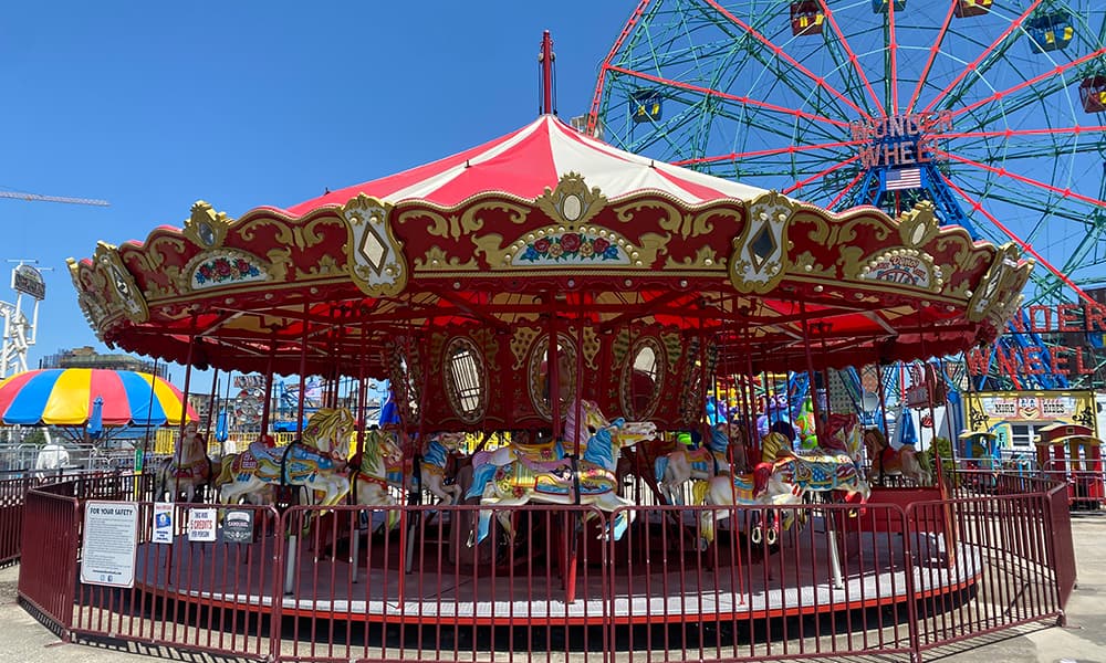 <b>Deno’s Carousel</b>
<br>
<br>Esta atracción también está ubicada en el corredor turístico de Coney Island.
<br>
<br>Cuenta con unos distintivos caballos de colores llamativos y s eencuentra cerca de la Rueda de la Fortuna en el área de los juegos mecánicos.
<br>
<br>
<b><a href="https://www.denoswonderwheel.com/" target="_blank">Puedes encontrar más información aquí.</a></b>
<br>
<br>
<br>