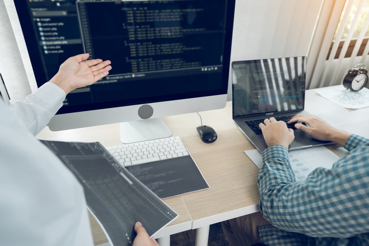 <h2 class="cms-H2-H2">3. Analista de calidad de software</h2>
<br>
<br>➡️ 
<b>Expectativa de crecimiento en la demanda: </b>10%
<br>
<br>➡️ 
<b>Salario promedio:</b> $110,000 por año.
<br>
<br>Como usuario, muy probablemente te has percatado de errores en la programación –también conocidos como bugs– en aplicaciones o páginas web. Bueno, pues el analista de calidad de software se encarga, precisamente, de hallar estos errores y resolverlos tan pronto como sea posible. Para desempeñar este trabajo, es necesario tener un entendimiento profundo de tecnología, trabajar hombro con hombro con el creador del software y mantenerse actualizado.
<br>