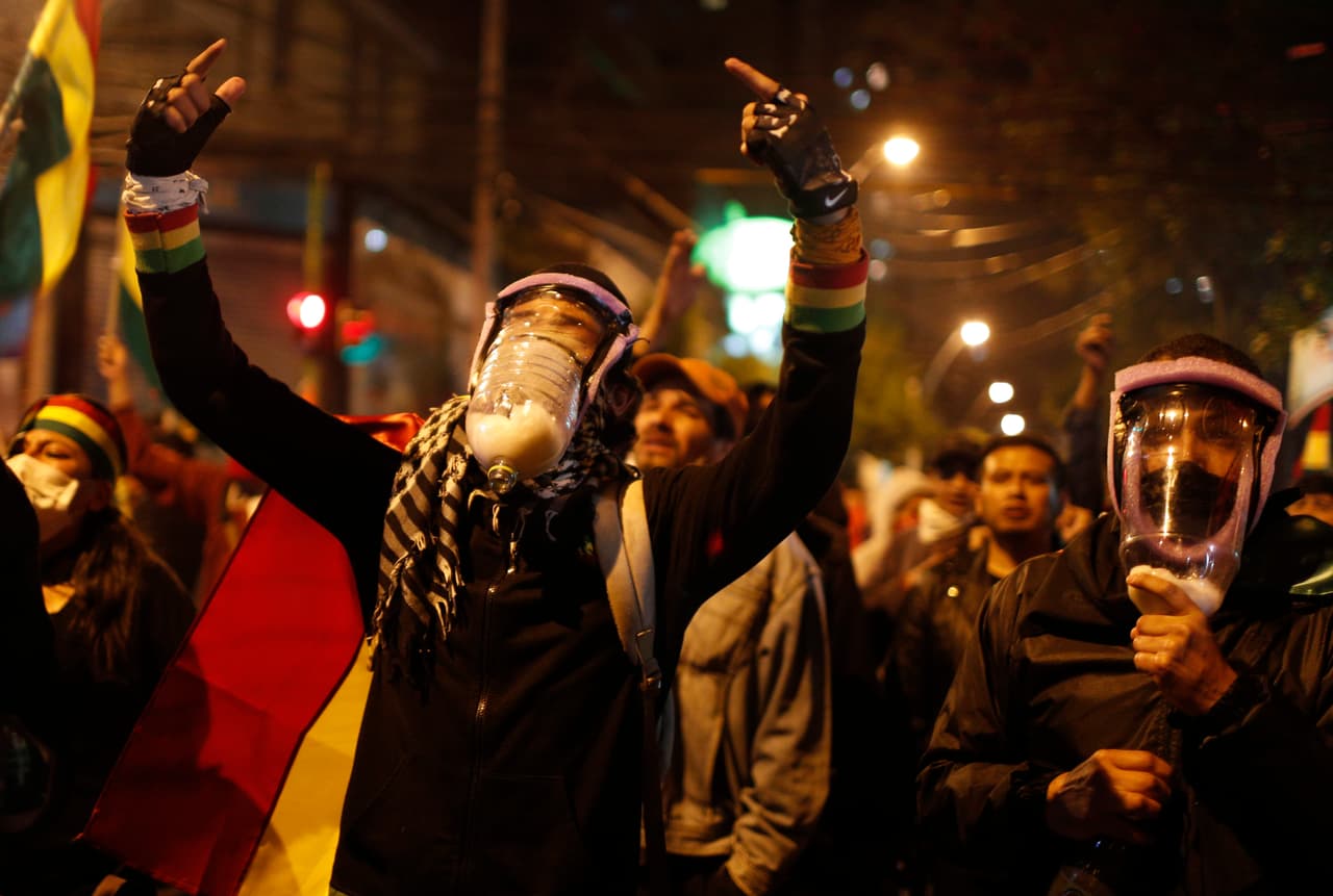 El mandatario, que llegó al poder desde los movimientos sociales y paradójicamente después de que Carlos Mesa renunciara a la presidencia en 2005 ante la presión de unas protestas encabezadas por el propio Morales, se enfrenta ahora a unas manifestaciones inéditas en la última década.
