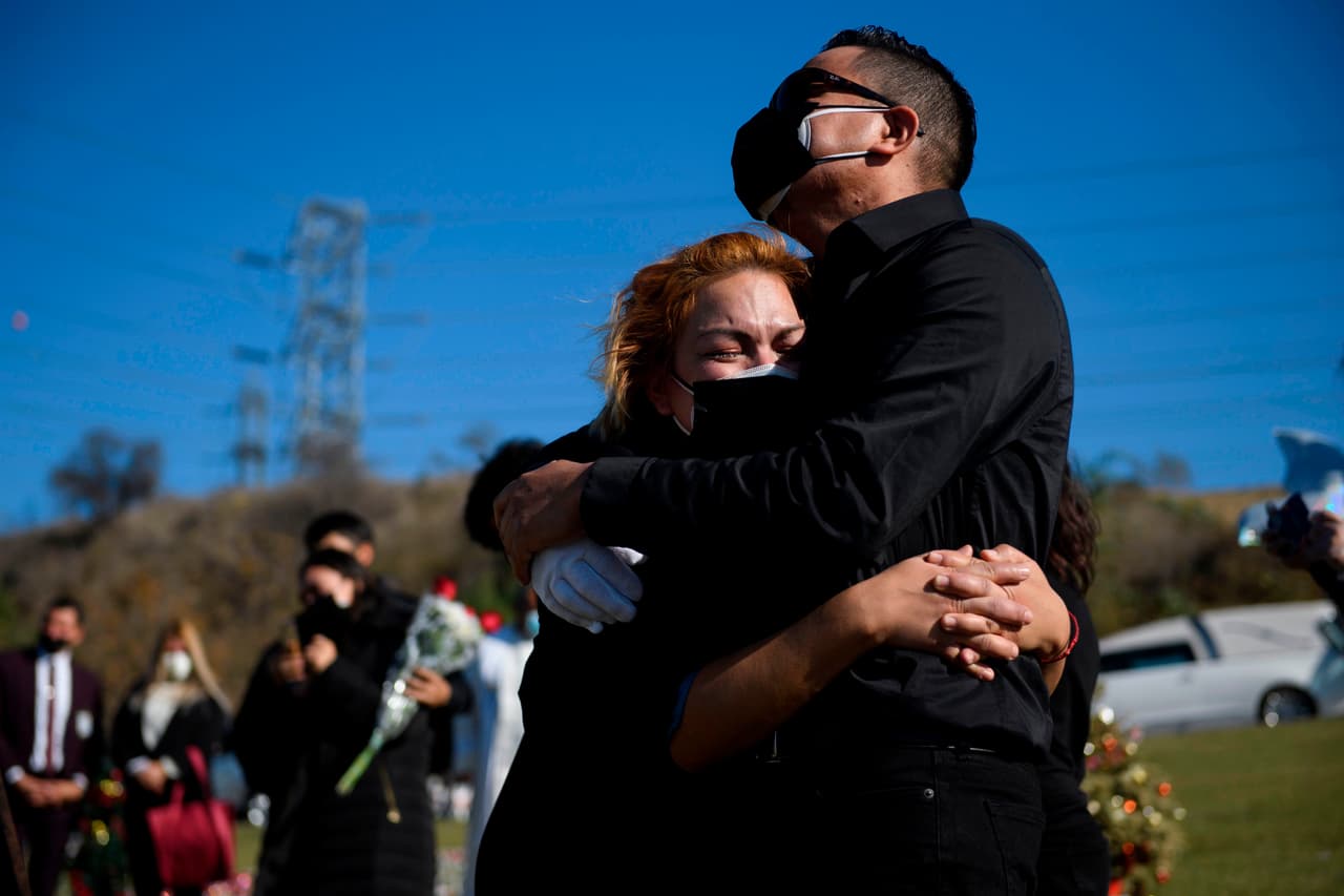 Desde marzo de 2020, California trabajó por contener la pandemia y lo logró por un par de meses que permitieron una reapertura en junio. Sin embargo, el verano llegó y con él, el calor, el descontento social, más contagios y más muertes.