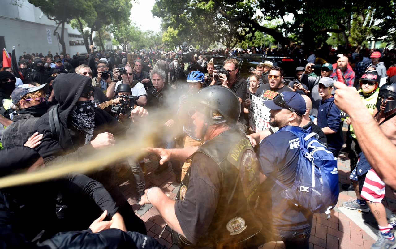 En las agresiones entre ambos bandos se incluyó gas pimienta como se aprecia en esta imagen.
