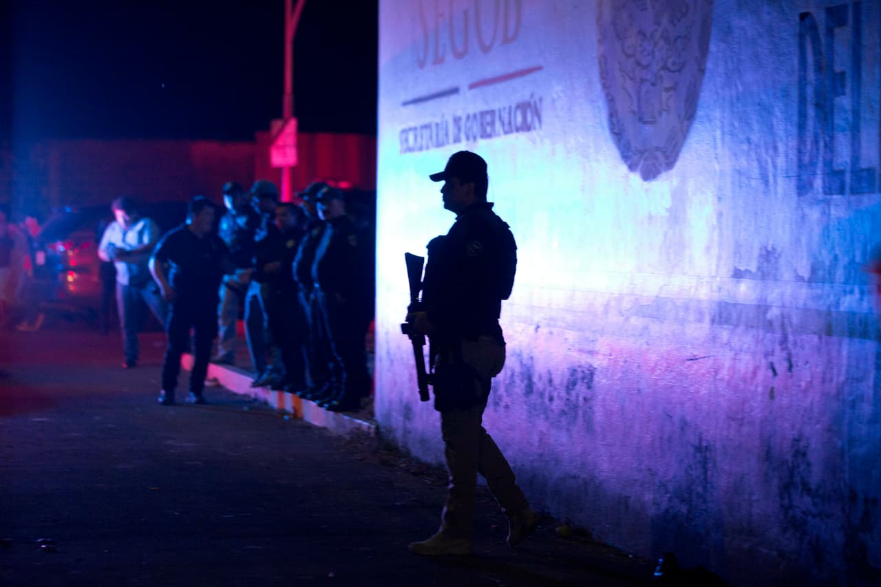 Las imágenes de agencias de noticias muestran que hubo 
<b>intervención de la Policía Federal en las instalaciones.</b>
