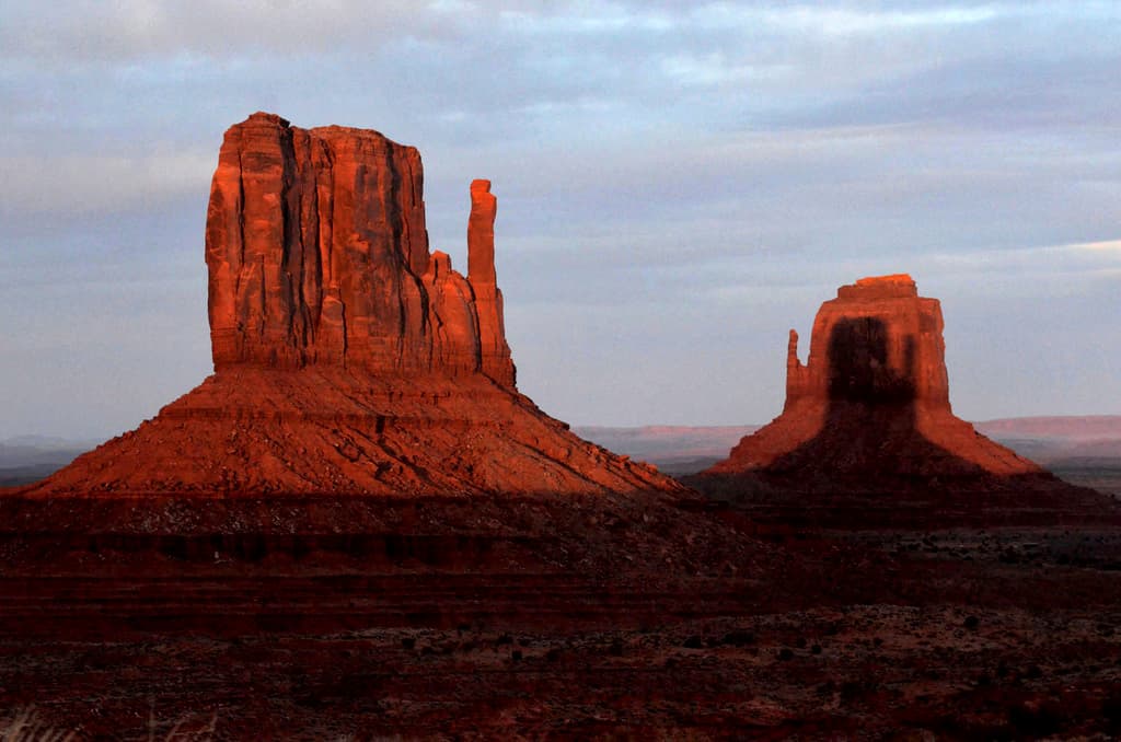 El 
<b>Parque Tribal Navajo Monument Valley</b> se localiza en la Nación Navajo, al norte de Arizona, en la frontera con el estado de Utah, a unas 325 millas de Phoenix.