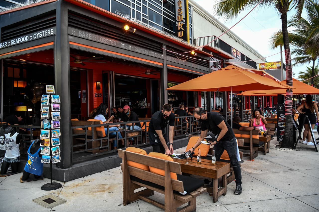 Florida se encuentra actualmente en la fase dos de reapertura, y a excepción de Miami-Dade, Broward y Palm Beach, donde todavía no se han reabierto bares y cines, ya están funcionando la gran mayoría de sus negocios no esenciales. 
<br>