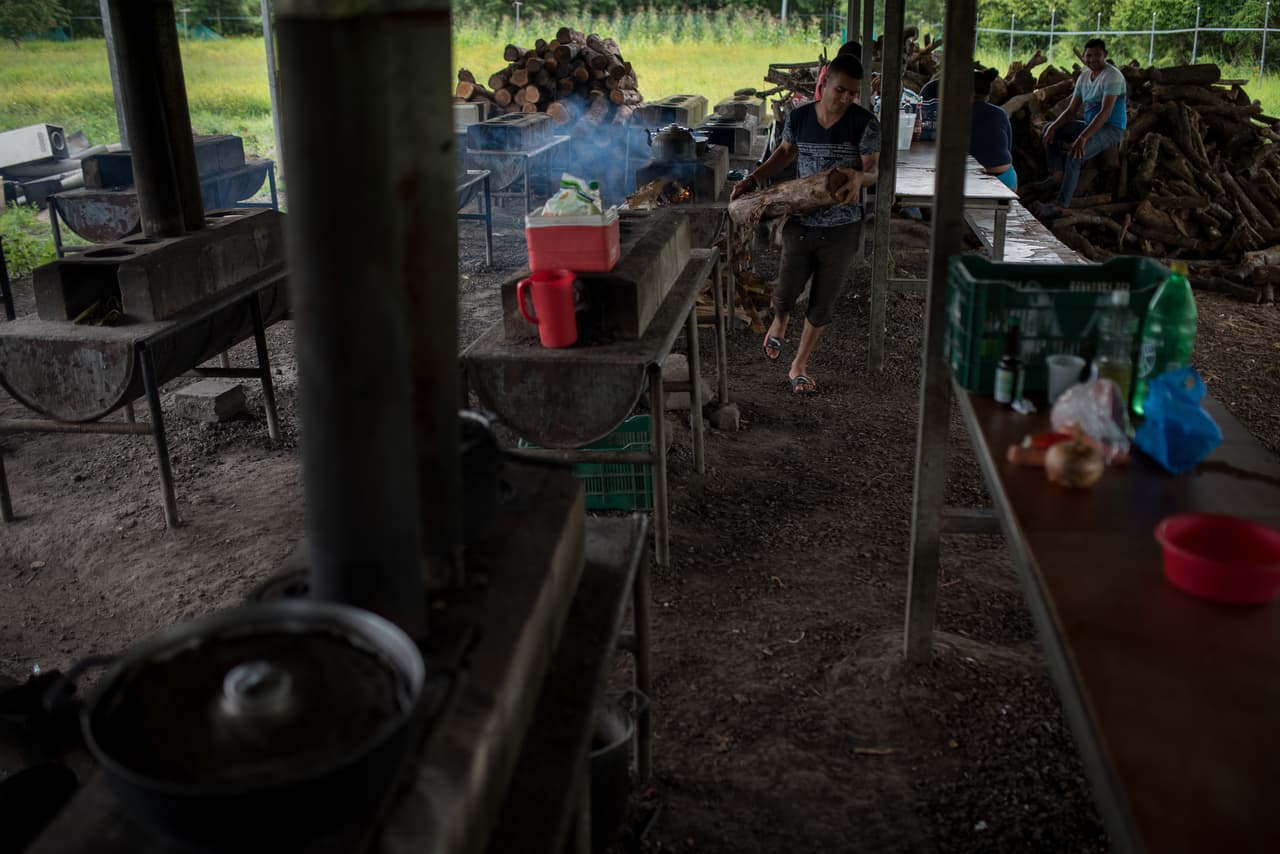 El Alto Comisionado de las Naciones Unidas para los Refugiados (Acnur) calcula que 23,000 nicaragüenses han huido hacia Costa Rica desde que empezó la crisis el pasado 18 de abril. La mayoría de los refugiados se hospedan en casas de familiares, amigos y conocidos en un país, donde viven alrededor de 300,000 nicaragüenses. Aunque hay perseguidos que no tienen casas donde instalar su exilio y acuden a los refugios para migrantes que ha instalado el gobierno tico.