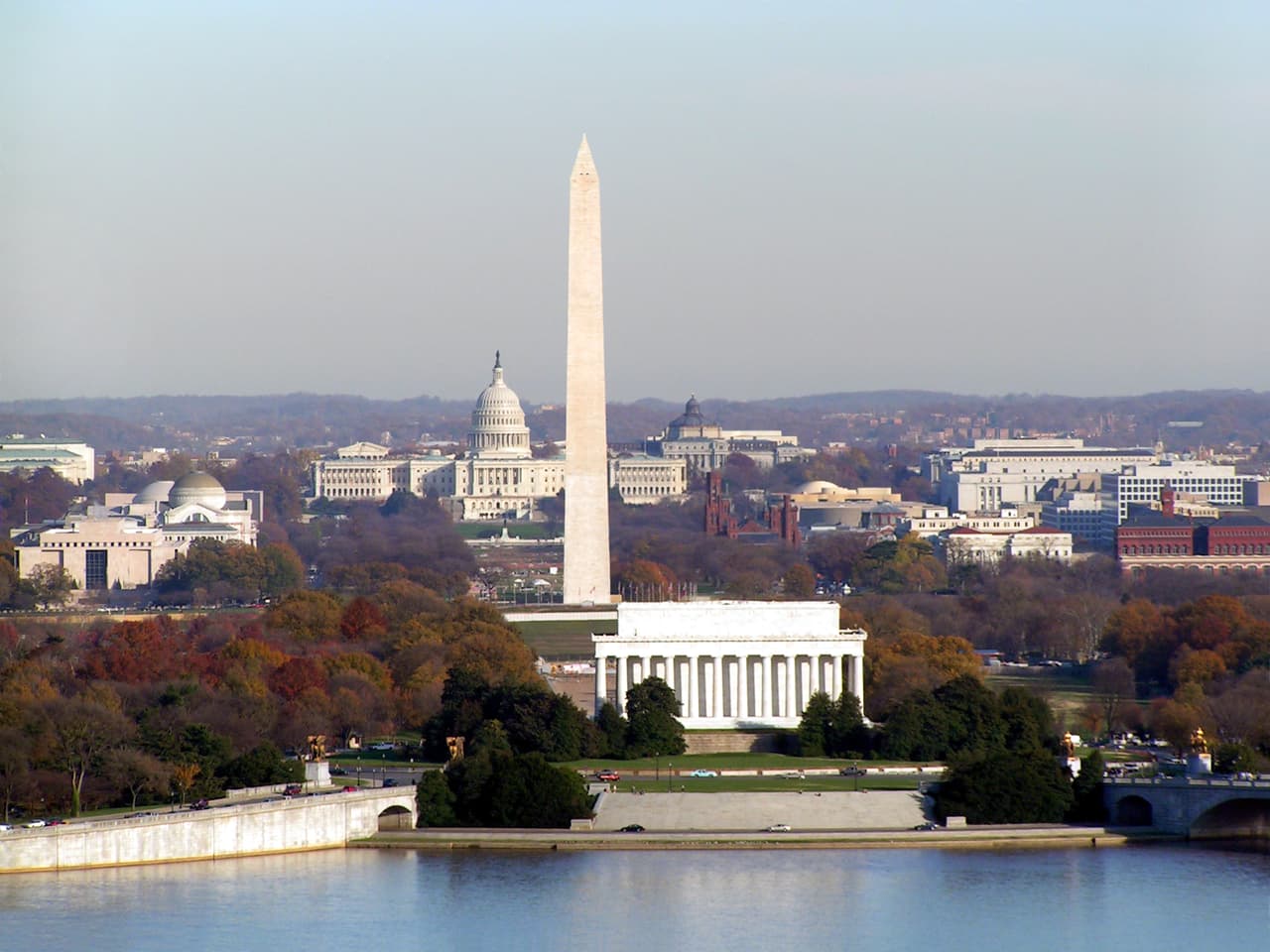 <h3 class="cms-H3-H3"><b>7. District of Columbia</b></h3>
<br>
<br>
<b>Costo promedio por el galón de gasolina:</b> $3.66
<br>
<b>Diferencia vs. promedio nacional: +</b>$0.20
<br>
<b>Costo promedio hace un mes:</b> $3.47
<br>
<b>Costo promedio hace un año:</b> $2.65