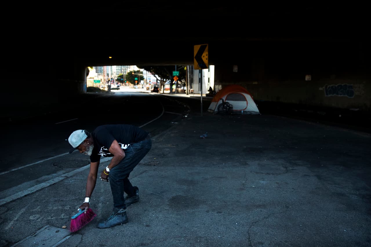 Los factores que empujan a las personas en condición de calle son diversos y cada caso es una historia diferente. Sin embargo, según el testimonio de Thurman Butler Jr., de 66 años, quien no tiene hogar, el problema de la falta de vivienda puede golpear a cualquiera. "Mucha gente en Estados Unidos no se da cuenta de que podrían ser dos cheques, tres cheques, cuatro cheques lejos de estar sin hogar".
<br>