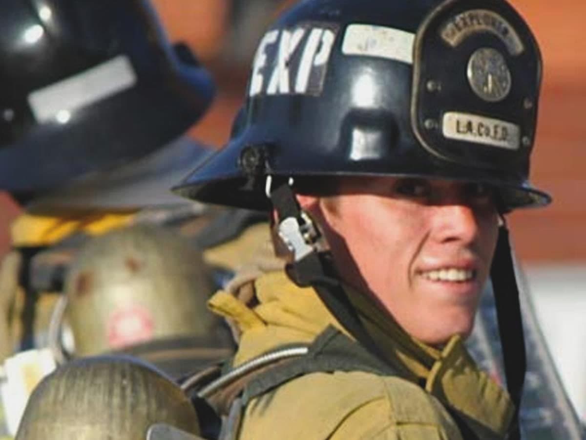 “Perdimos a uno de los nuestros en esa tragedia, el ex explorador de LACoFD Kevin Woyjeck. Mantenga a cada uno de estos héroes y sus familias en sus pensamientos y oraciones hoy”, dijo el Departamento de bomberos del condado de Los Ángeles (LACoFD, por sus siglas en inglés ). 
<br>
