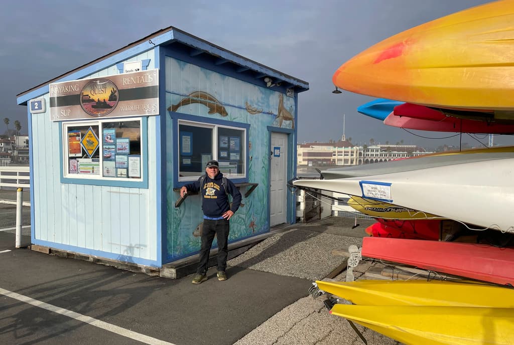 David Johnston, dueño de la empresa de renta de kayaks Venture Quest Kayaking, localizada en el muelle de Santa Cruz, pudo entrar a revisar sus pertenencias. En entrevista con AP, calificó el colapso como "un desastre".