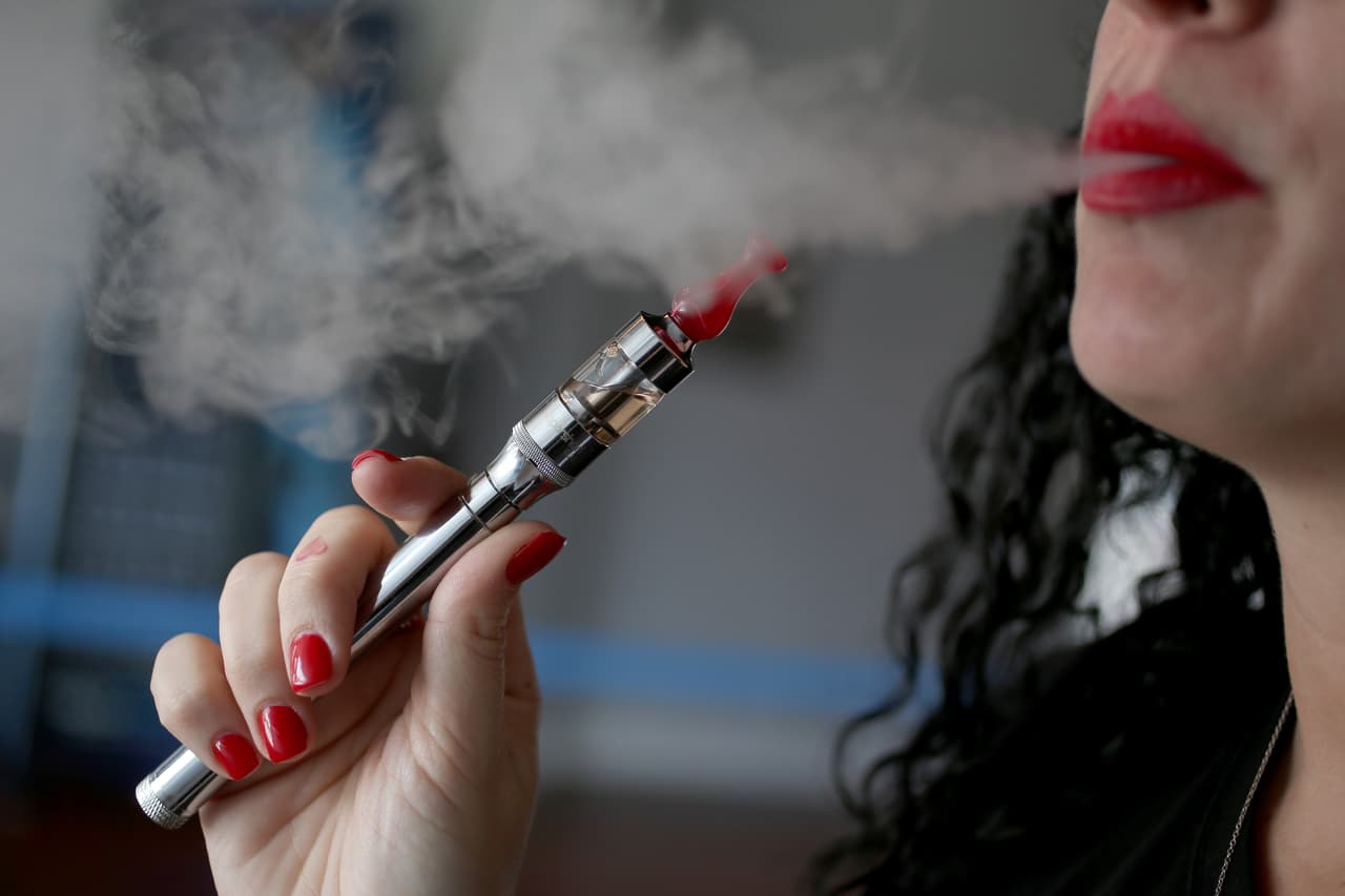 La mayoría de los pacientes han reportado antecedentes de uso de productos que contenían THC. Los hallazgos más recientes a nivel nacional y regional parecen indicar que los productos que contienen THC tienen un papel en el brote.
