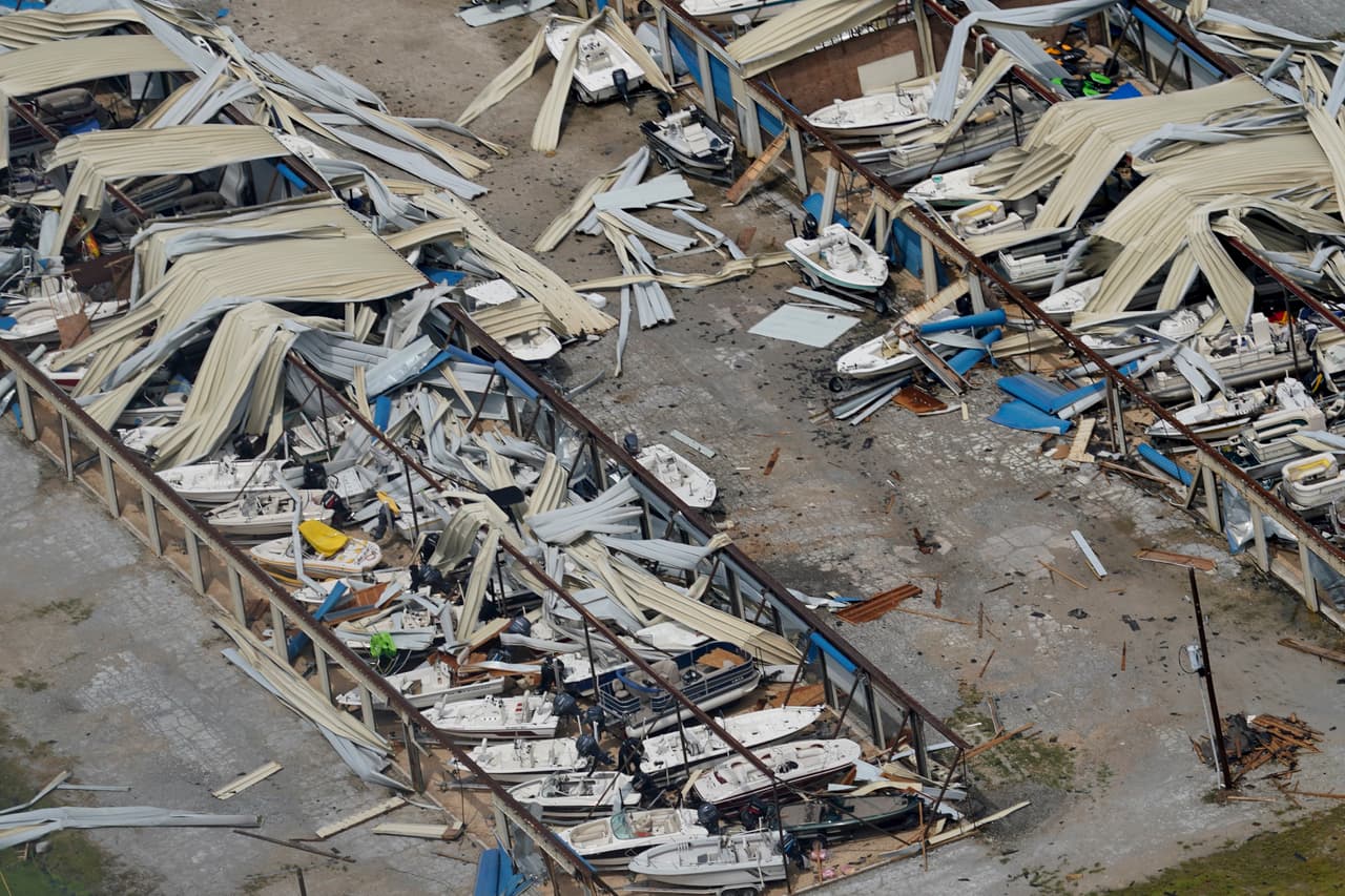 Una instalación de almacenamiento de botes quedó totalmente destruida en el área cerca de Lake Charles.