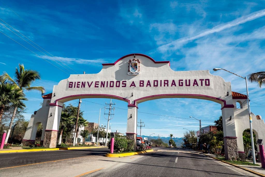 En la imagen aparece una entrada que dice "Bienvenidos a Badiraguato" en Badiraguato, la ciudad natal del capo mexicano Joaquín 'El Chapo' Guzmán, estado de Sinaloa, México.