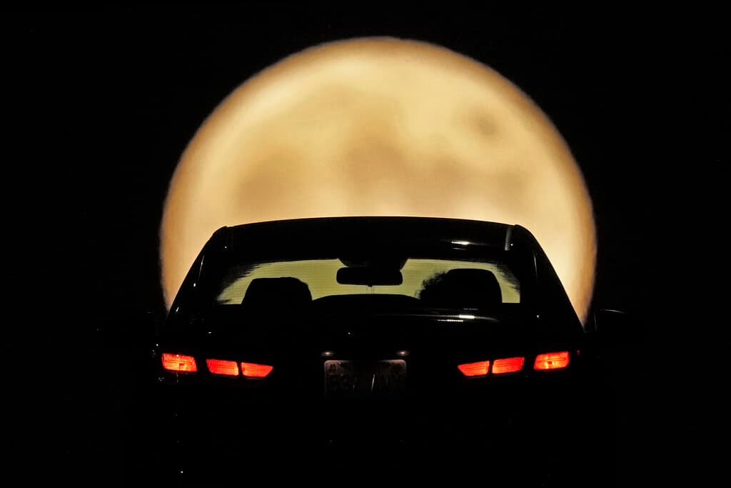 La silueta de un automóvil contra la 'Luna del cazador' captada en Shawnee, Kansas. 
<b>Mira también:</b> 
<a href="https://www.univision.com/noticias/medio-ambiente/eclipse-lunar-parcial-mas-largo-fotos-fotos">En fotos: impresionantes imágenes del eclipse lunar parcial más largo.</a>